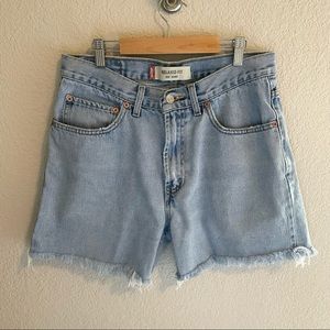 Perfect REAL VINTAGE LEVI’S cut off denim jean shorts - fits a 28-30